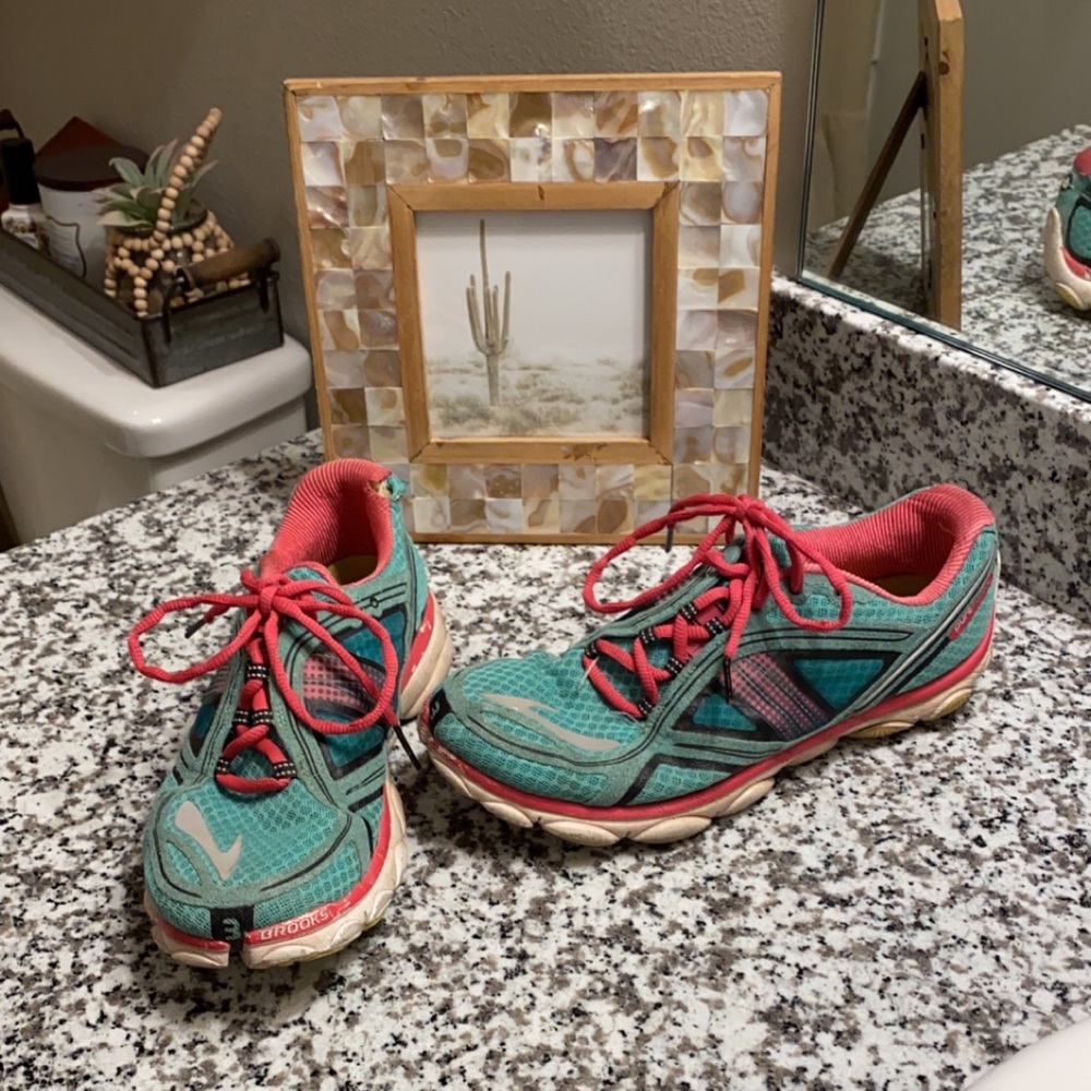 Brooks tennis shoes
